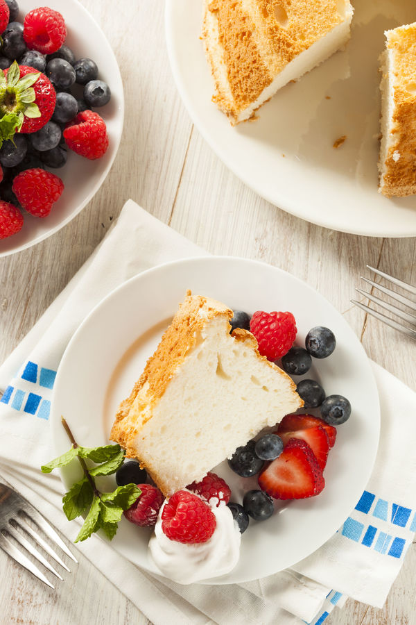 Angel Food Cake with Berries from 12tomatoes